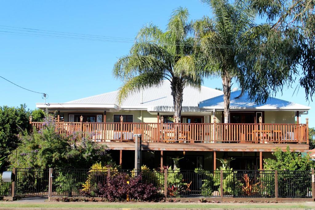Five 3 Five Aparthotel Urangan Exterior photo