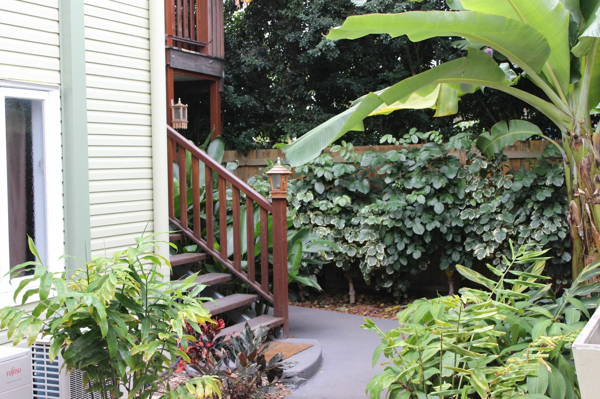 Five 3 Five Aparthotel Urangan Exterior photo
